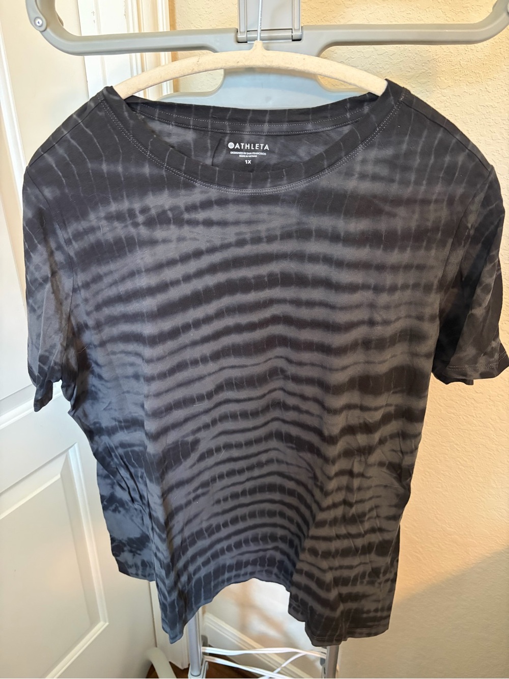 Athleta Black & Charcoal Tie-Dye Short Sleeve Tee